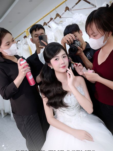 Hậu trường — Cả ê-kíp vào việc